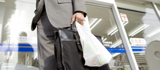 Les sacs en plastique de caisse : interdits ou pas ?