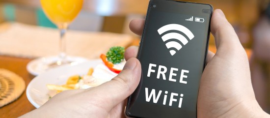 Wi-Fi dans un magasin : le commerçant est-il responsable en cas d’usage illicite par un client ?